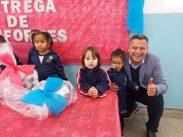 Foto 28: Novos uniformes de inverno e calçados são entregues para os alunos da Rede Municipal de Quatá