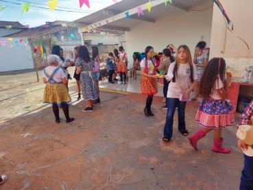 Foto 3: Quadrilha anima Festa Julina do Centro Comunitário