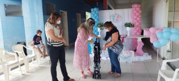 Foto 15: Entrega de Kit de enxoval de bebê para as futuras mamães atendidas pelos programas do CRAS