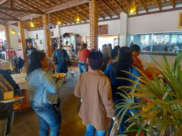 Foto 30: Grupo atendido pelo CRAS participa de passeio em Hotel Fazenda