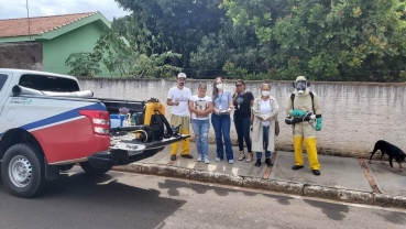 Foto 21: Saúde está realizando nebulização em locais públicos e casas