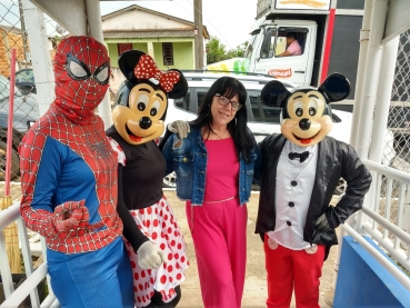 Foto 35: Trio Elétrico e personagens visitam Escolas e Creches municipais em comemoração à semana das crianças