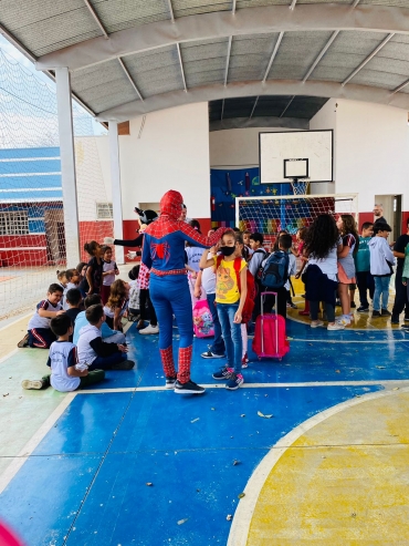 Foto 70: Trio Elétrico e personagens visitam Escolas e Creches municipais em comemoração à semana das crianças