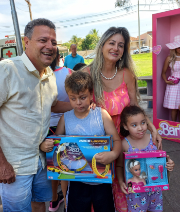 Foto 17: Centenas de crianças recebem presente de Natal