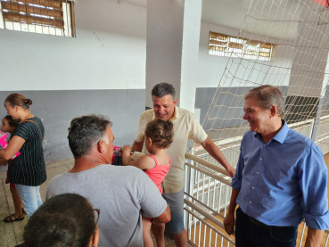 Foto 1: Centenas de crianças recebem presente de Natal