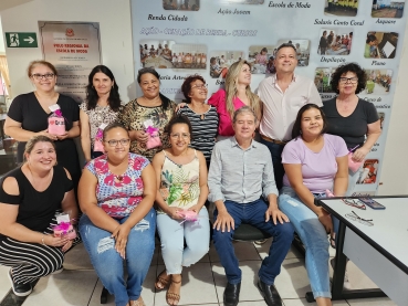 Foto 40: Mulheres funcionárias municipais recebem um carinho especial ao Dia da Mulher