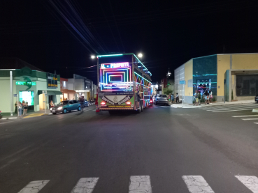 Foto 6: Carreta da Alegria atrai centenas de pessoas