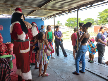 Foto 32: Centenas de crianças recebem presente de Natal