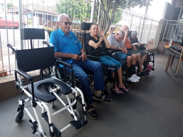 Foto 5: CER II anexo à Lumen et Fides realiza entrega das cadeiras de rodas, banho e motorizada