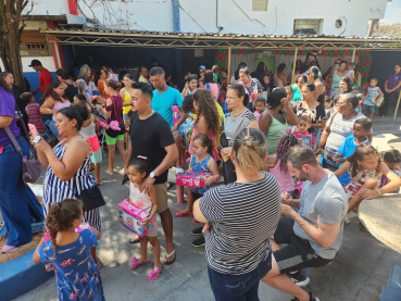 Foto 22: Centenas de crianças recebem presente de Natal