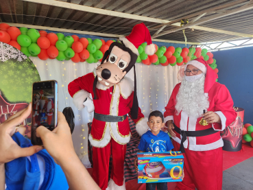 Foto 39: Centenas de crianças recebem presente de Natal