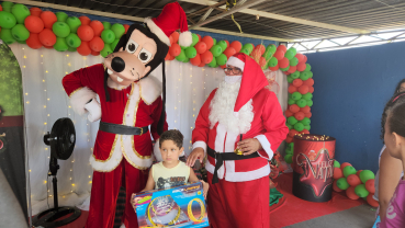 Foto 38: Centenas de crianças recebem presente de Natal