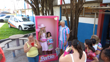 Foto 13: Centenas de crianças recebem presente de Natal