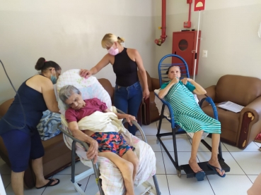 Foto 25: CER II anexo à Lumen et Fides realiza atendimento em Quatá para avaliar pacientes que necessitam de cadeiras de rodas, banho e motorizada