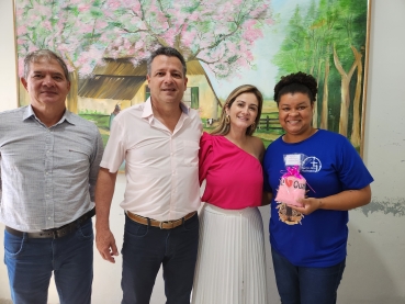 Foto 16: Mulheres funcionárias municipais recebem um carinho especial ao Dia da Mulher