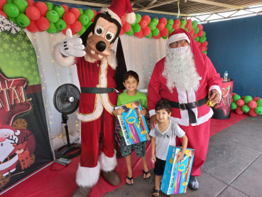 Foto 68: Centenas de crianças recebem presente de Natal