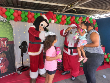 Foto 29: Centenas de crianças recebem presente de Natal