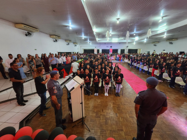 Foto 31: Alunos dos 5º anos de Escolas Municipais recebem certificado do Proerd