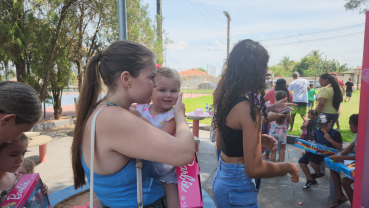 Foto 54: Centenas de crianças recebem presente de Natal