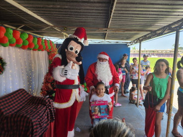 Foto 51: Centenas de crianças recebem presente de Natal