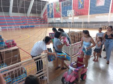 Foto 80: Centenas de crianças recebem presente de Natal