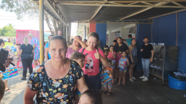 Foto 59: Centenas de crianças recebem presente de Natal