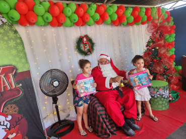Foto 62: Centenas de crianças recebem presente de Natal