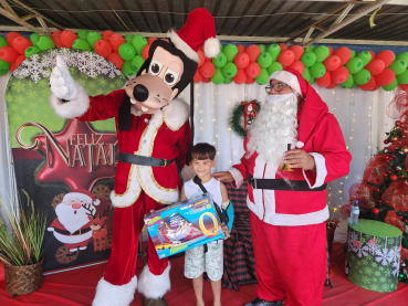 Foto 69: Centenas de crianças recebem presente de Natal