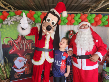 Foto 67: Centenas de crianças recebem presente de Natal