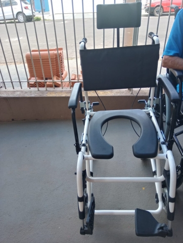 Foto 11: CER II anexo à Lumen et Fides realiza entrega das cadeiras de rodas, banho e motorizada