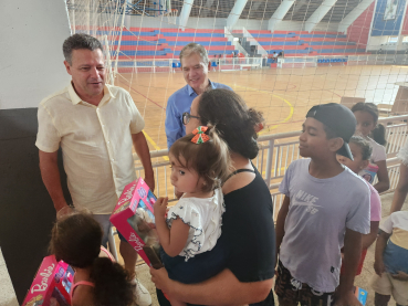 Foto 26: Centenas de crianças recebem presente de Natal