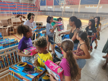 Foto 93: Centenas de crianças recebem presente de Natal