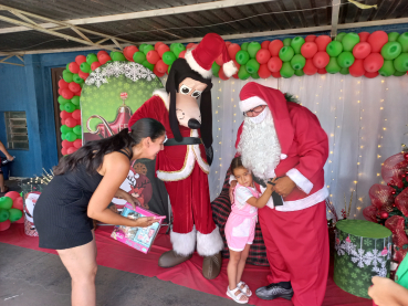 Foto 27: Centenas de crianças recebem presente de Natal