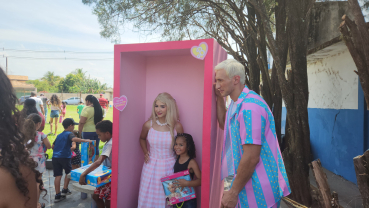 Foto 56: Centenas de crianças recebem presente de Natal