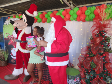 Foto 19: Centenas de crianças recebem presente de Natal