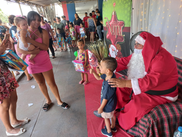 Foto 55: Centenas de crianças recebem presente de Natal