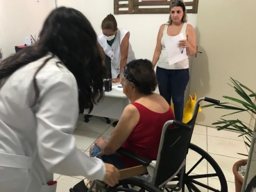Foto 17: CER II anexo à Lumen et Fides realiza atendimento em Quatá para avaliar pacientes que necessitam de cadeiras de rodas, banho e motorizada