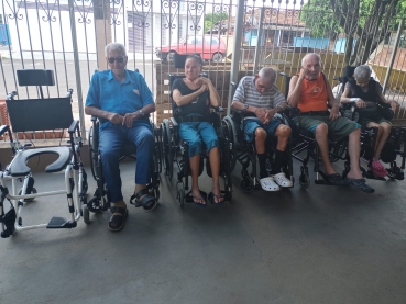 Foto 6: CER II anexo à Lumen et Fides realiza entrega das cadeiras de rodas, banho e motorizada