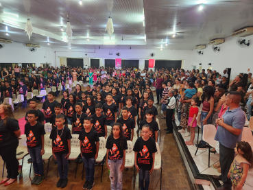 Foto 24: Alunos dos 5º anos de Escolas Municipais recebem certificado do Proerd
