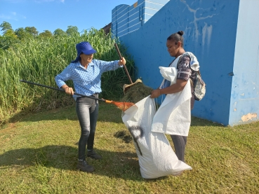 Foto 1: Coleta de lixo orgânico em saco ecológico 