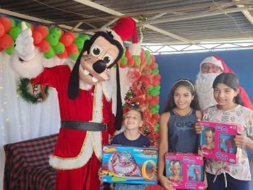 Notícia Centenas de crianças recebem presente de Natal