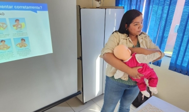 Foto 1: Entrega de kit de enxoval de bebê e varal solidário para crianças