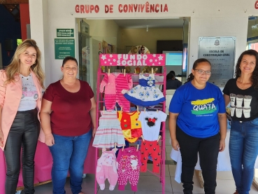 Foto 5: Entrega de kit de enxoval de bebê e varal solidário para crianças