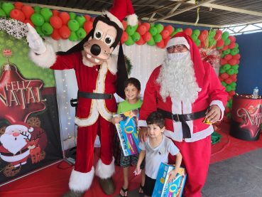 Foto 71: Centenas de crianças recebem presente de Natal