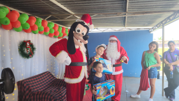 Foto 36: Centenas de crianças recebem presente de Natal