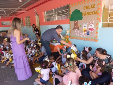 Foto 41: Entrega de ovos de Páscoa