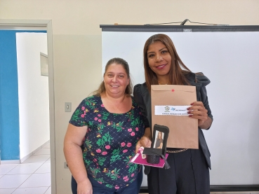 Foto 34: Entrega de certificado da conclusão do Programa Meu Emprego: Trabalho em Equipe