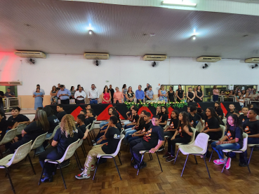 Foto 11: Alunos dos 5º anos de Escolas Municipais recebem certificado do Proerd