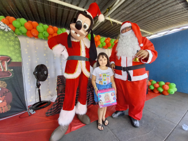 Foto 35: Centenas de crianças recebem presente de Natal