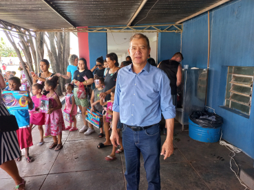 Foto 23: Centenas de crianças recebem presente de Natal